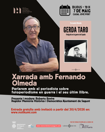 Venta de libros en la charla con el periodista Fernando Olmeda sobre la figura de Gerda Taro en el Casal Jove  del Port de Sagunt
